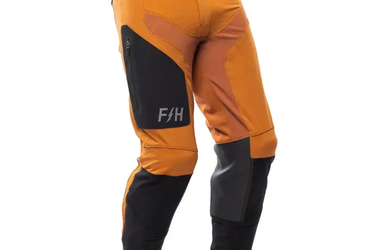 Sanguaro Cargo Pant in Camel mit robusten Materialpaneelen und verschließbarer Cargo-Tasche, seitliche Ansicht