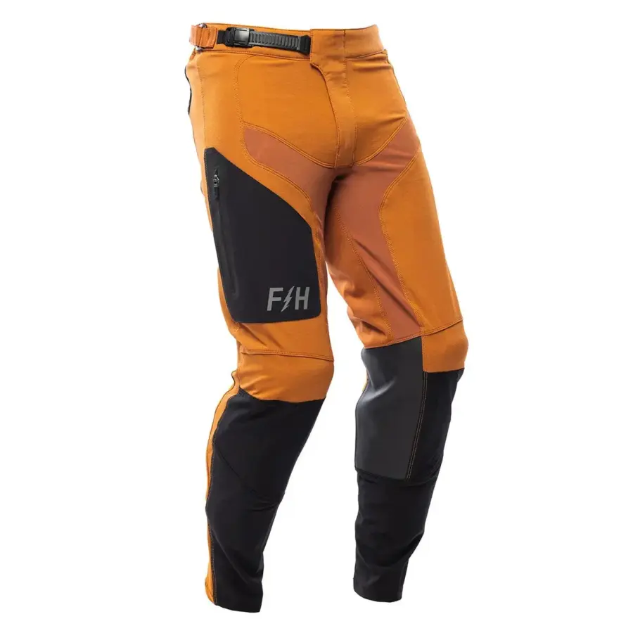 Sanguaro Cargo Pant in Camel mit robusten Materialpaneelen und verschließbarer Cargo-Tasche, seitliche Ansicht