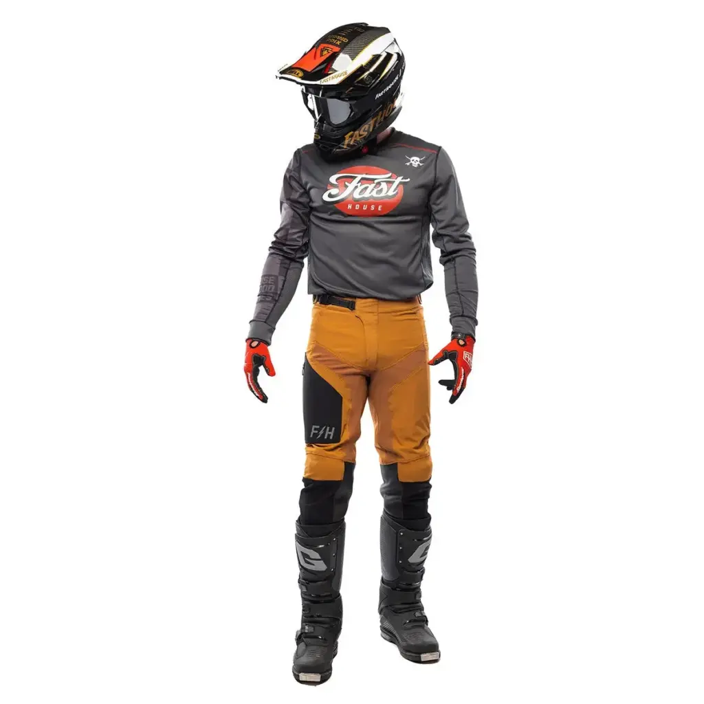 Motorradfahrer trägt die Sanguaro Cargo Pant in Camel mit Funktionsoberteil und Stiefeln.