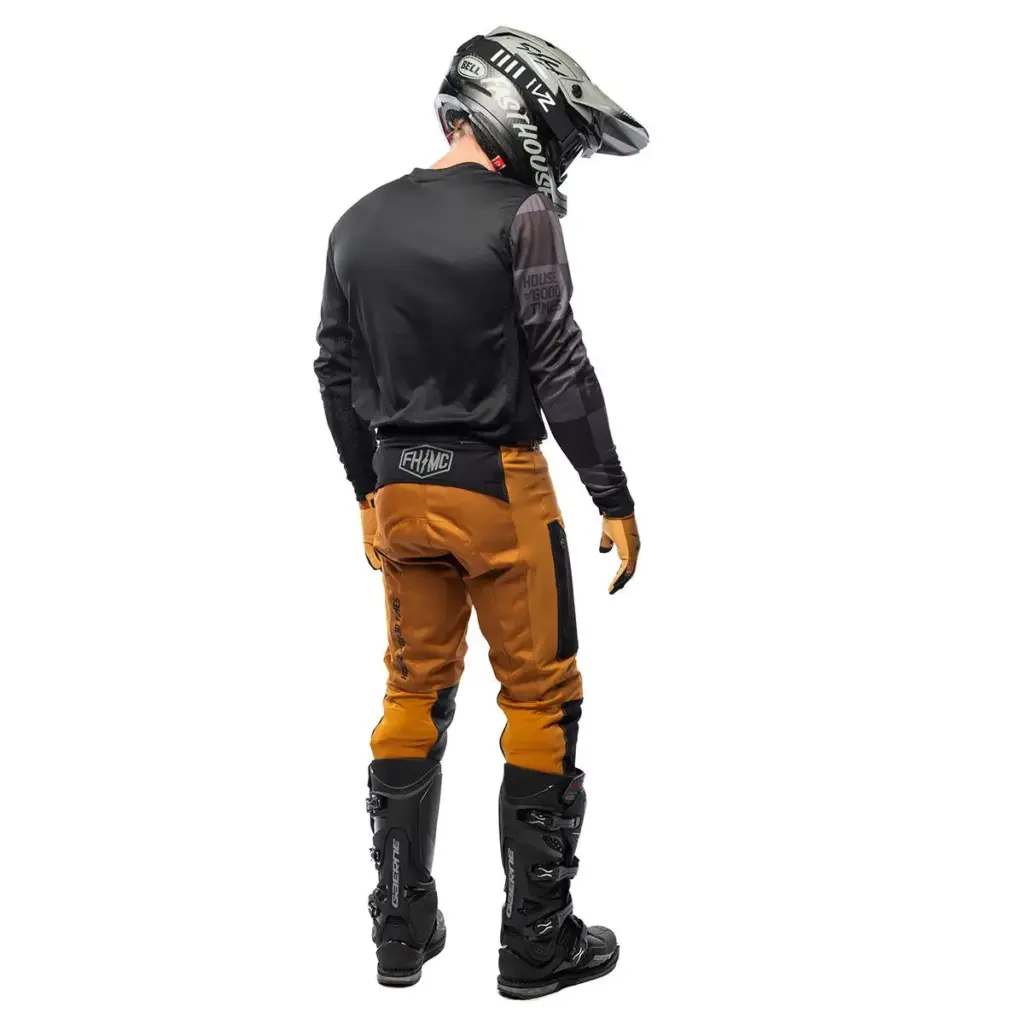 Rückansicht eines Fahrers, der die Sanguaro Cargo Pant in Camel trägt, geeignet für Touren und Trails