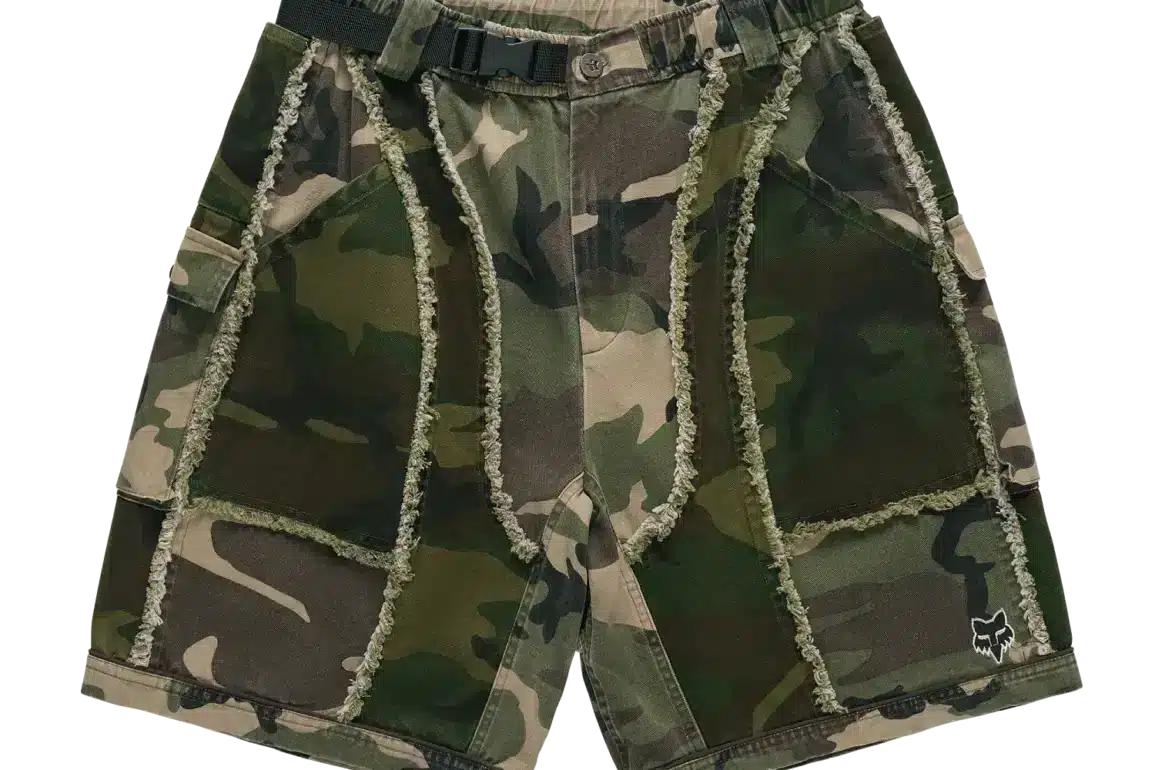 Fox Lab Cargo Shorts in Tarnfarbe mit auffälligen Nähten und elastischem Bund
