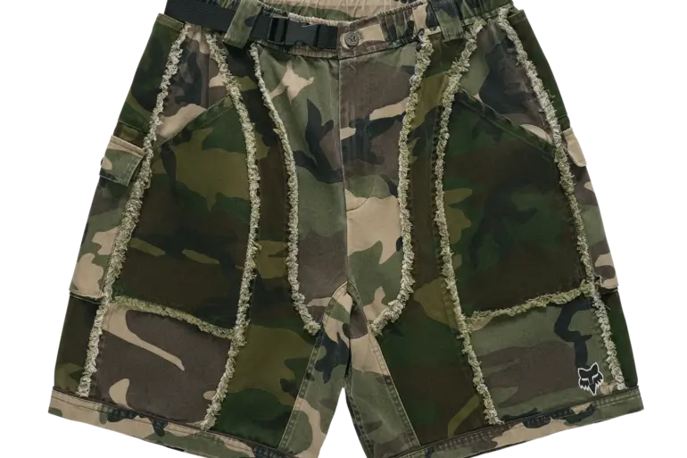 Fox Lab Cargo Shorts in Tarnfarbe mit auffälligen Nähten und elastischem Bund