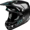 Seitliche Nahaufnahme eines schwarzen Fly Racing Helms mit Carbon-Struktur, Visier und großem Belüftungssystem.