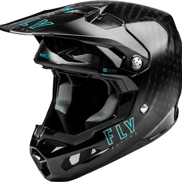 Seitliche Nahaufnahme eines schwarzen Fly Racing Helms mit Carbon-Struktur, Visier und großem Belüftungssystem.