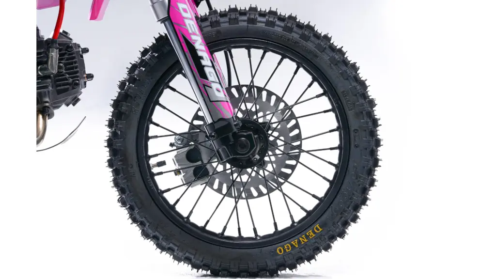 Offroad-Vorderrad mit Profilreifen, Scheibenbremse und Upside-down-Gabel der Denago MX1 in Pink