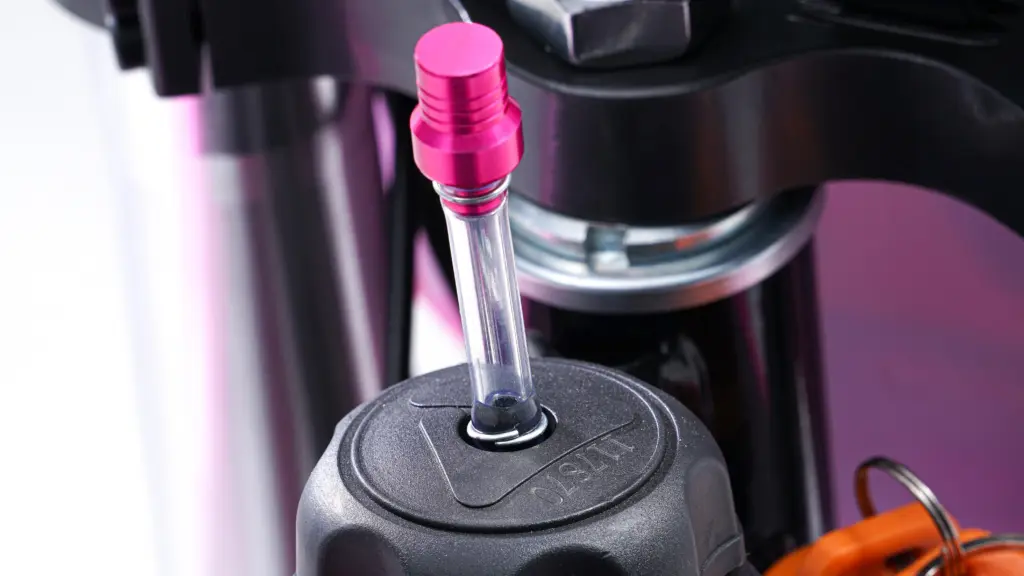 Tankdeckel der Denago MX1 mit Detailaufnahme eines pinken Verschlusses