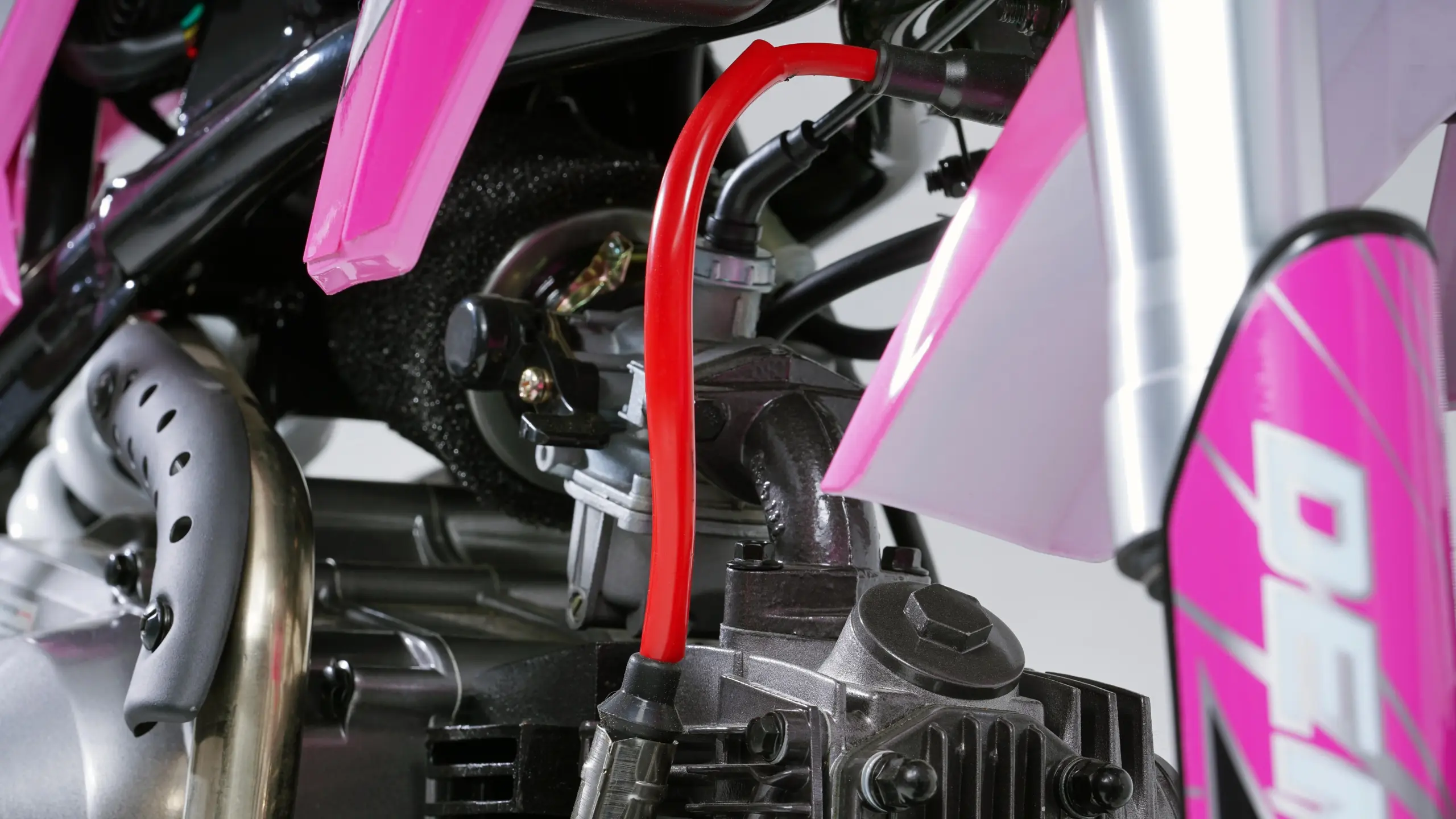Detailansicht des Motors der Denago MX1 mit pinken Verkleidungsteilen.