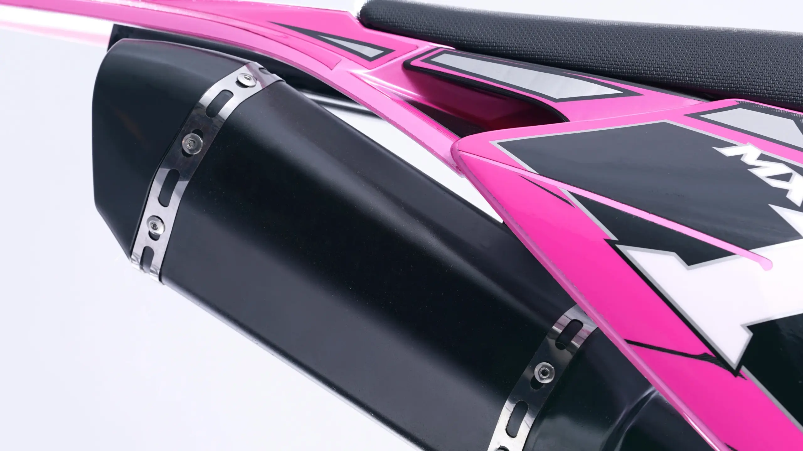 Auspuffanlage und hinterer Bereich der Denago MX1, pinkes Design