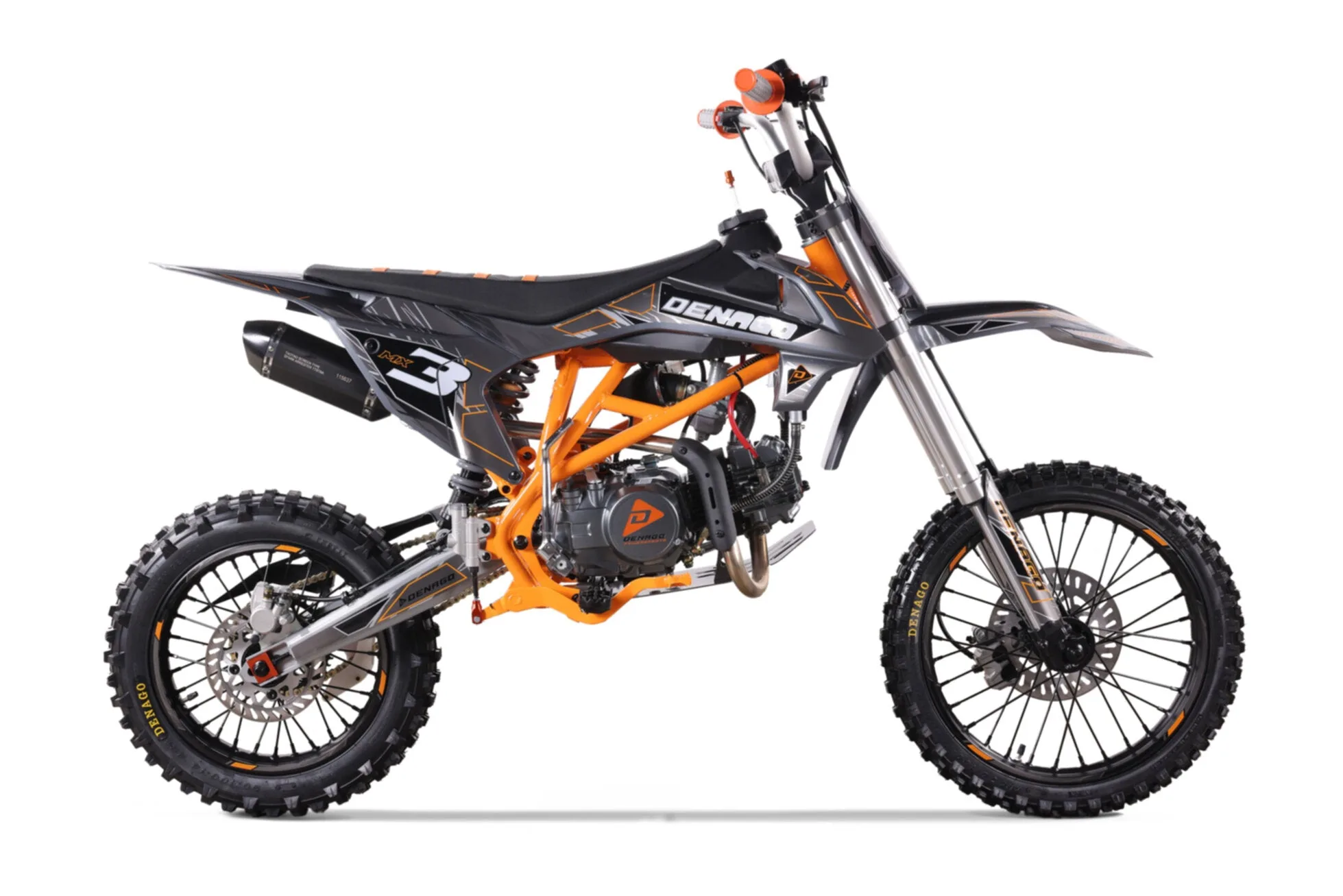 Denago MX3 Dirt Bike in Seitenansicht mit orangefarbenem Rahmen und grobstolliger Bereifung.