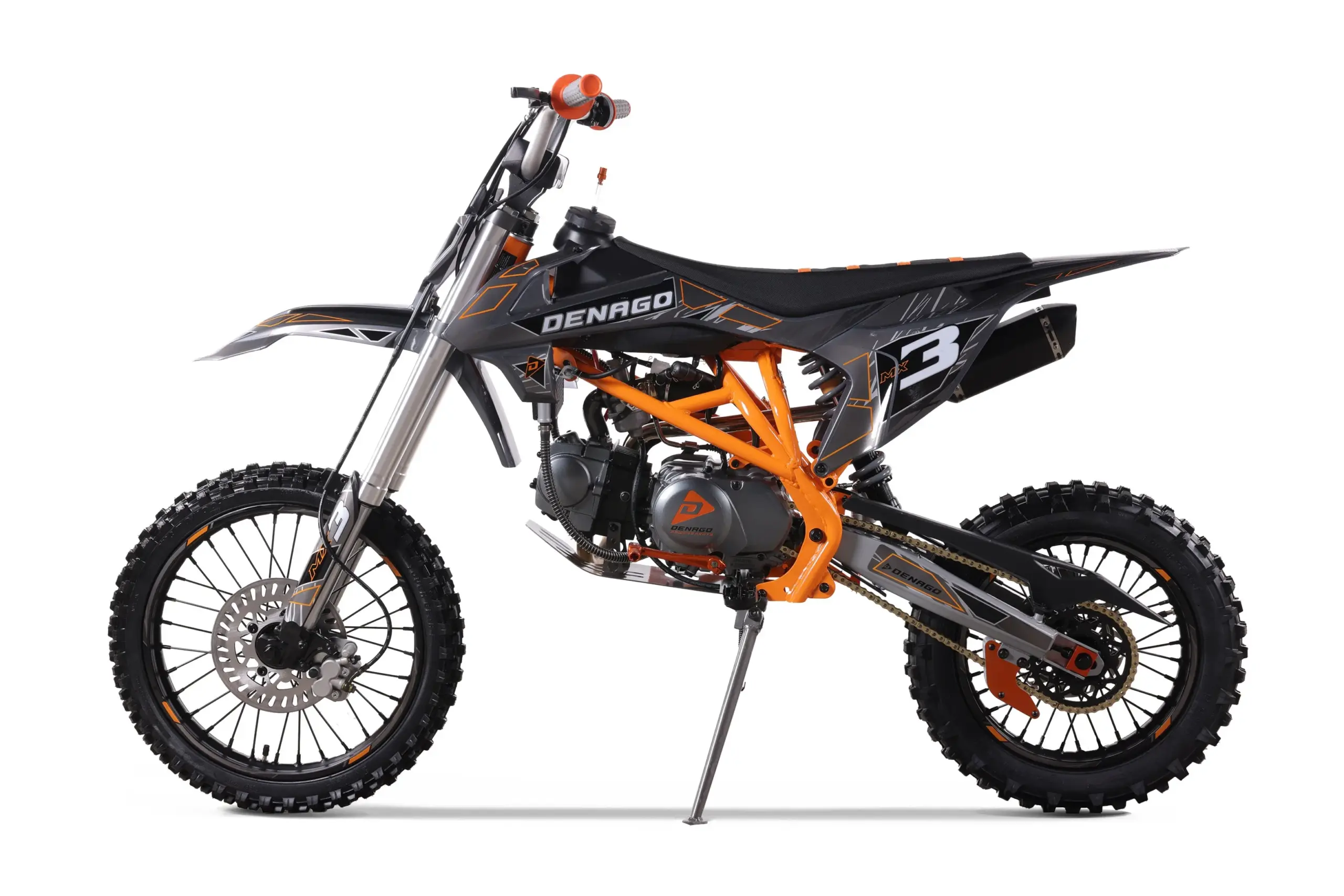 Seitliche Ansicht der Denago MX3 Dirt Bike mit orangefarbenem Rahmen und Motocross-Bereifung.