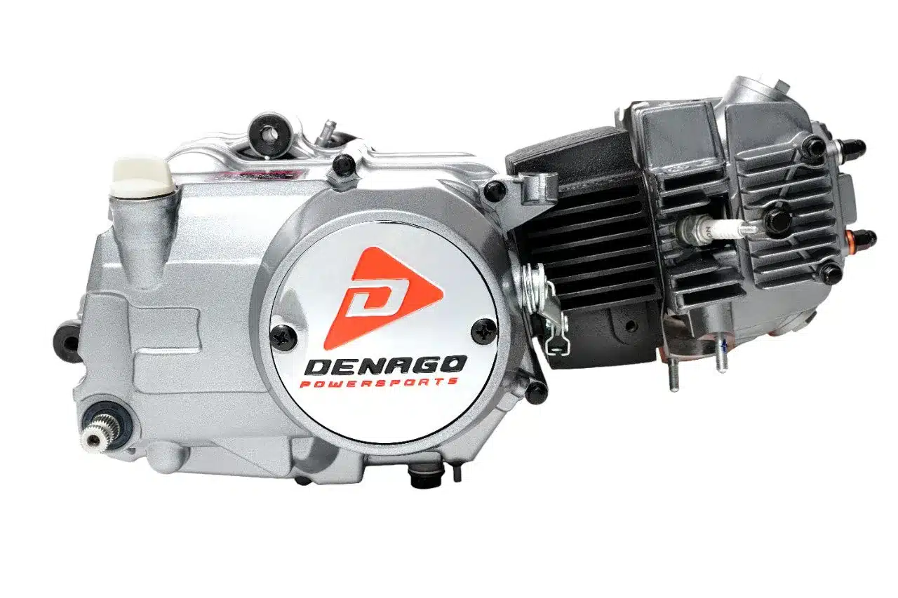 140-cm³ OHC-Viertaktmotor der Denago MX3 mit Markenlogo