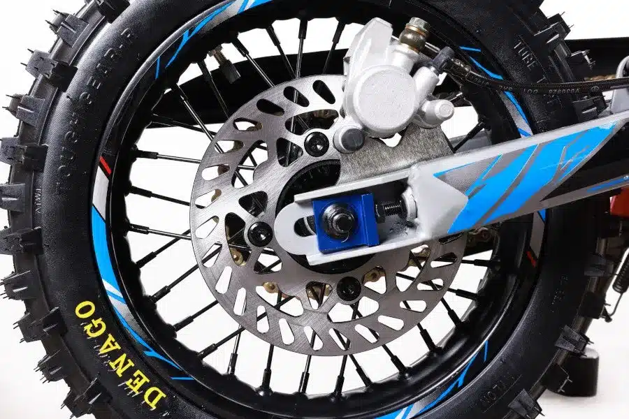 Nahaufnahme der Hinterradbremse mit Scheibenbremse und Aluminium-Bauteilen am Denago MX3 Dirt Bike