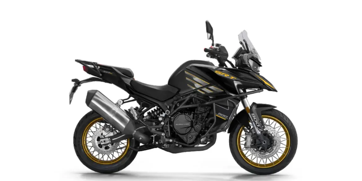 QJMotor SRT 900 SX Motorrad in Schwarz von der Seite vor weißem Hintergrund