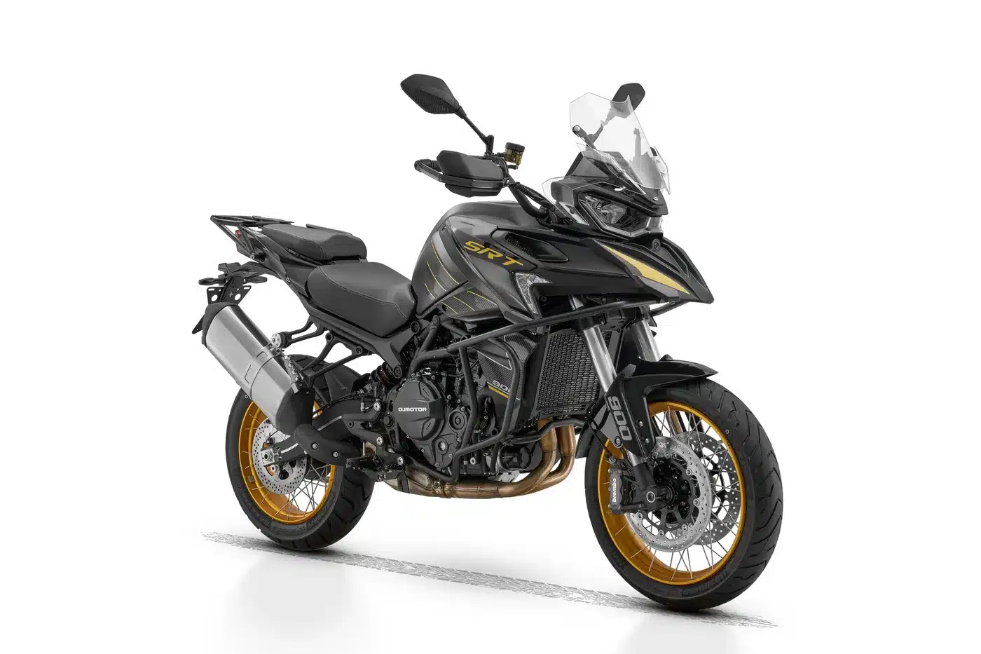 QJMotor SRT 900 SX Adventure-Motorrad in Schwarz mit goldenen Speichenrädern, Frontansicht schräg, freigestellt