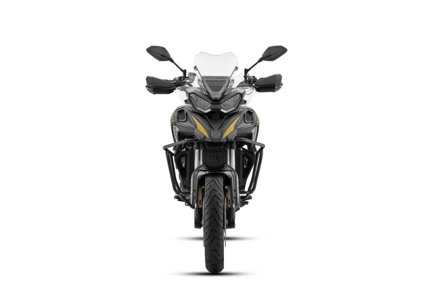 Frontansicht der QJMotor SRT 900 SX mit großem Windschild und Schutzbügeln.
