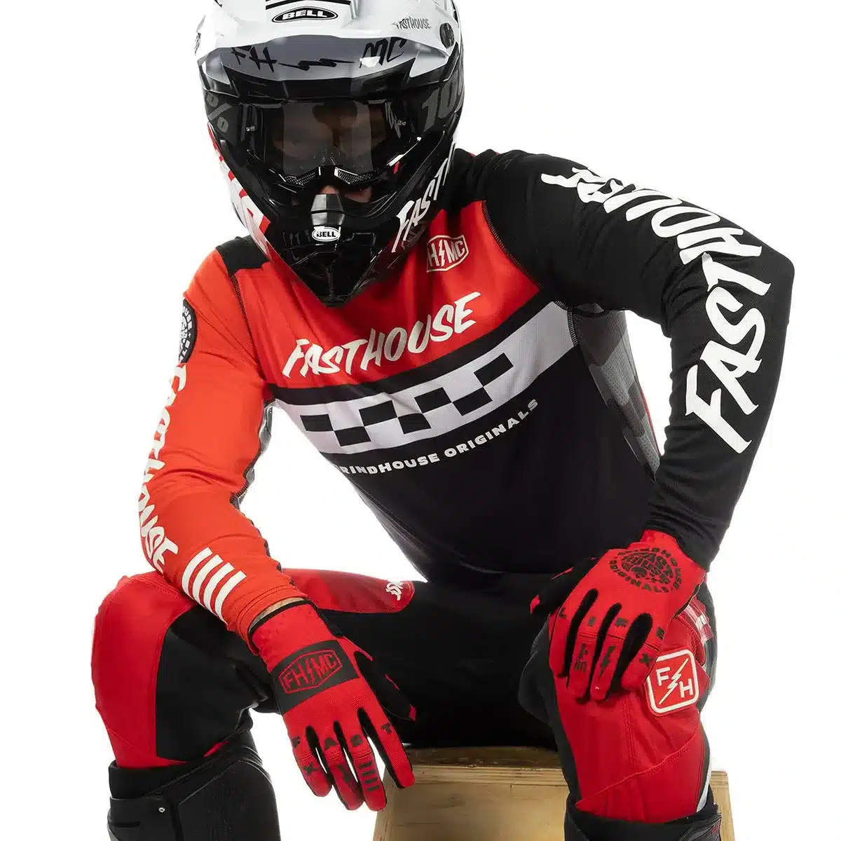 Motocross-Fahrer in roter und schwarzer Grindhouse Atomic Pant mit Jersey und Helm
