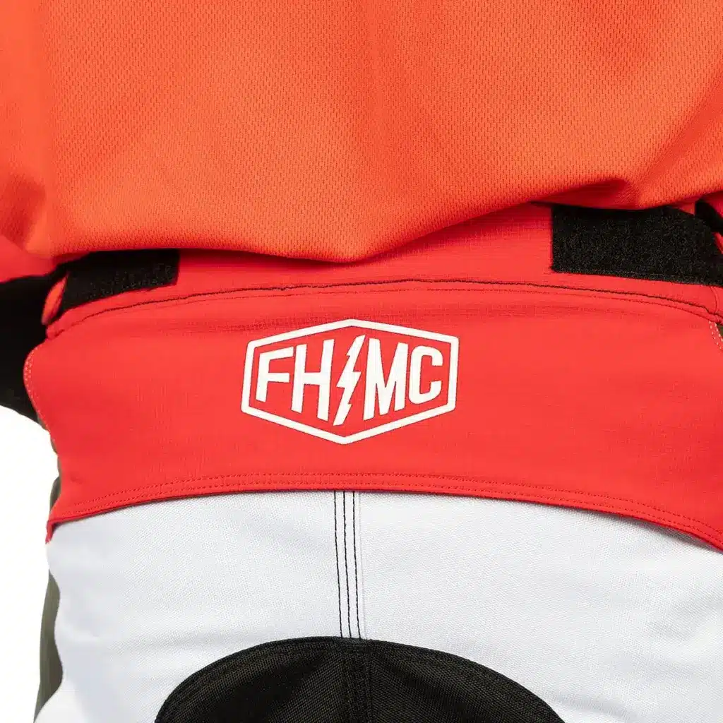 Roter Rückenbereich der Grindhouse Atomic Pant Racing Red/Black mit FHMC-Logo auf weißem Grund