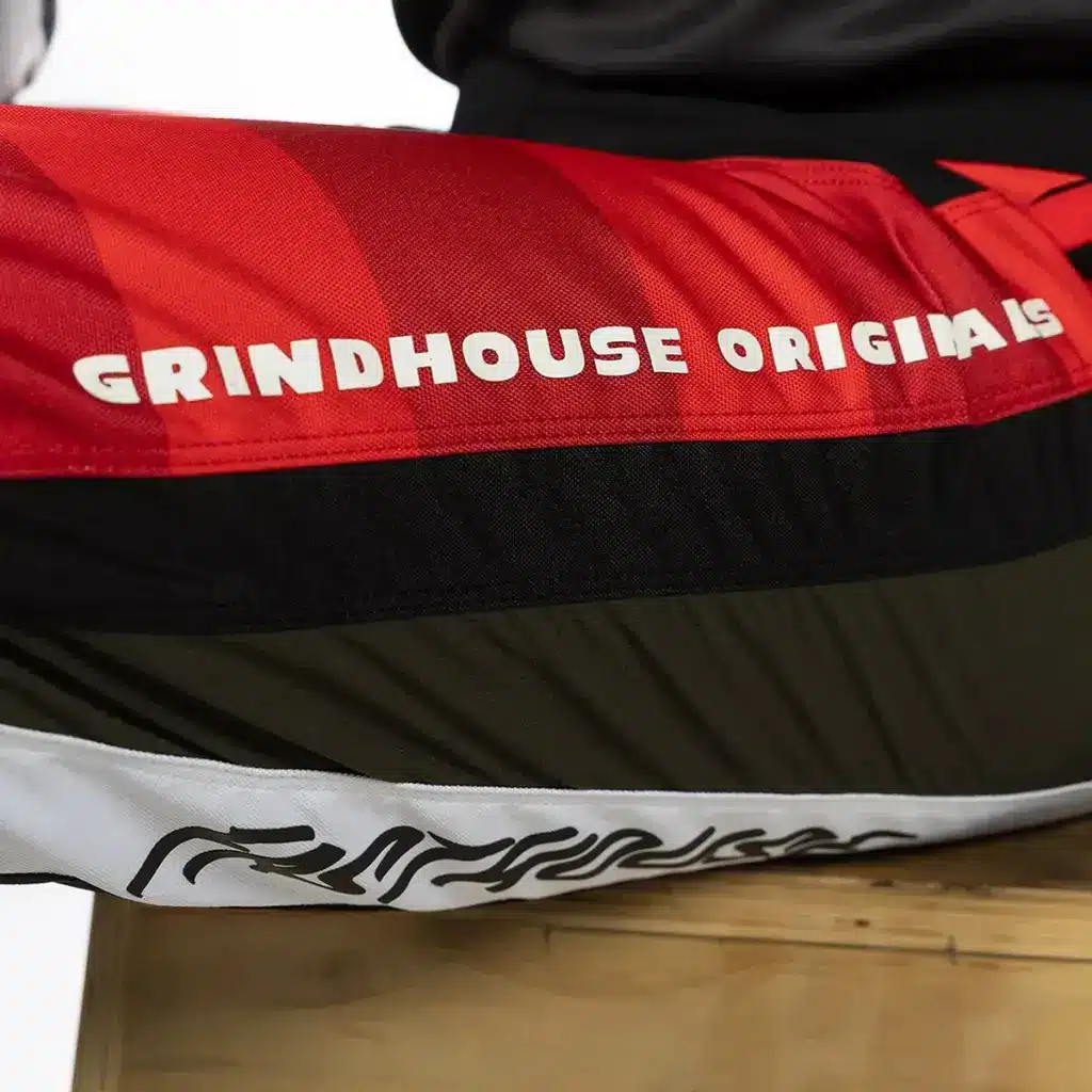 Detailaufnahme der Grindhouse Atomic Pant in Racing Red/Black mit Grindhouse Originals Schriftzug