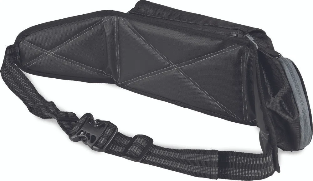 Detailansicht eines schwarzen Tool Pack Rucksacks mit robustem Rücken, Nylon-Grip-Gurt und YKK® Shockonlok™-Schließe.