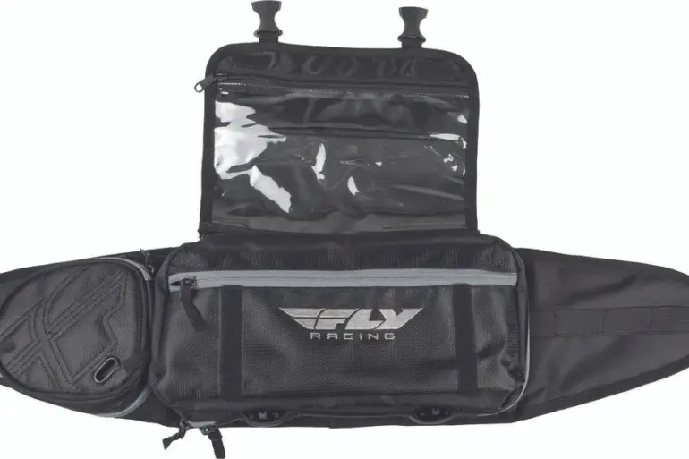 Geöffnetes FLY Racing Tool Pack mit mehreren Fächern und transparenter Tasche.