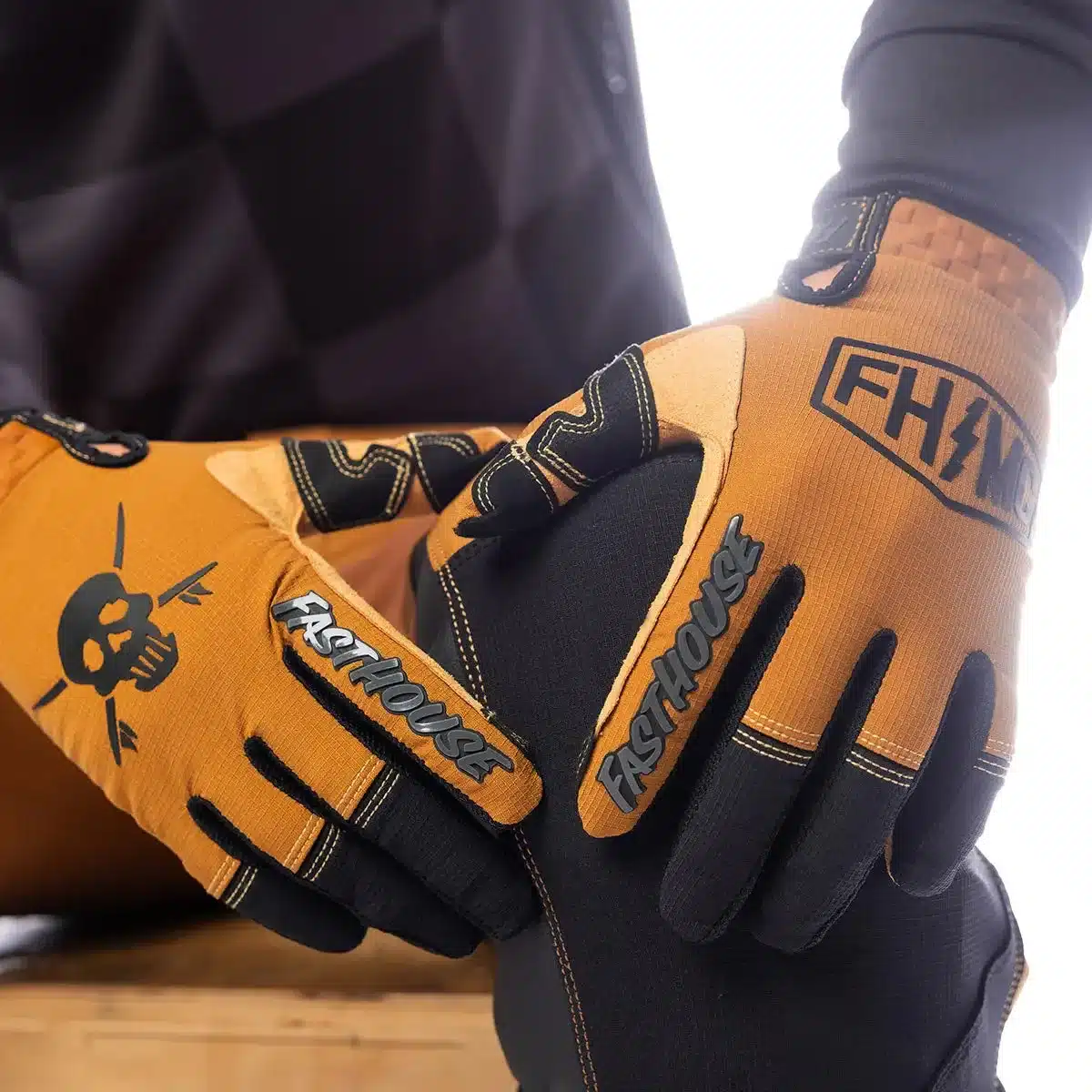 Nahaufnahme der Sanguaro Bennet Glove Offroad-Handschuhe in Camel mit schwarzen Details