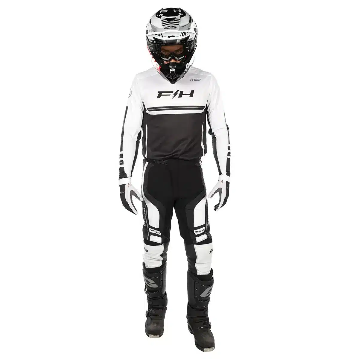 Motorradfahrer in kompletter Schutzkleidung mit Elrod React Pant in Schwarz-Weiß, stehend auf weißem Hintergrund