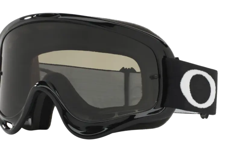Oakley O-Frame MX Goggle in Schwarz mit dunklem Glas und breitem schwarzen Band mit weißem O-Logo, freigestellt.
