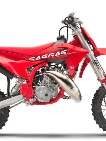 Seitenansicht einer roten GasGas MC 50 2027 Motocross für Kinder mit robustem Rahmen und WP-Fahrwerkskomponenten.