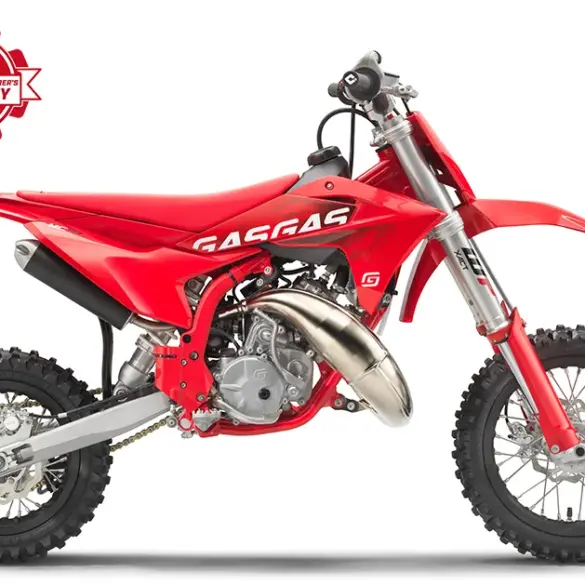 Seitenansicht einer roten GasGas MC 50 2027 Motocross für Kinder mit robustem Rahmen und WP-Fahrwerkskomponenten.