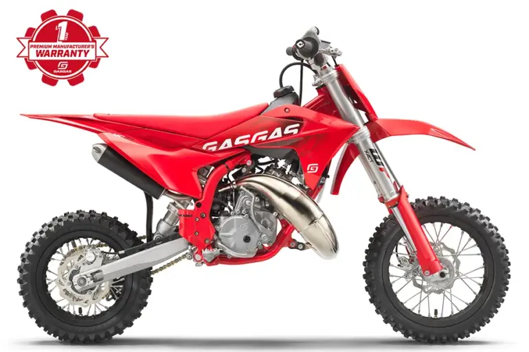 Seitenansicht einer roten GasGas MC 50 2027 Motocross für Kinder mit robustem Rahmen und WP-Fahrwerkskomponenten.