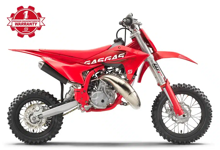 Seitenansicht einer roten GasGas MC 50 2027 Motocross für Kinder mit robustem Rahmen und WP-Fahrwerkskomponenten.