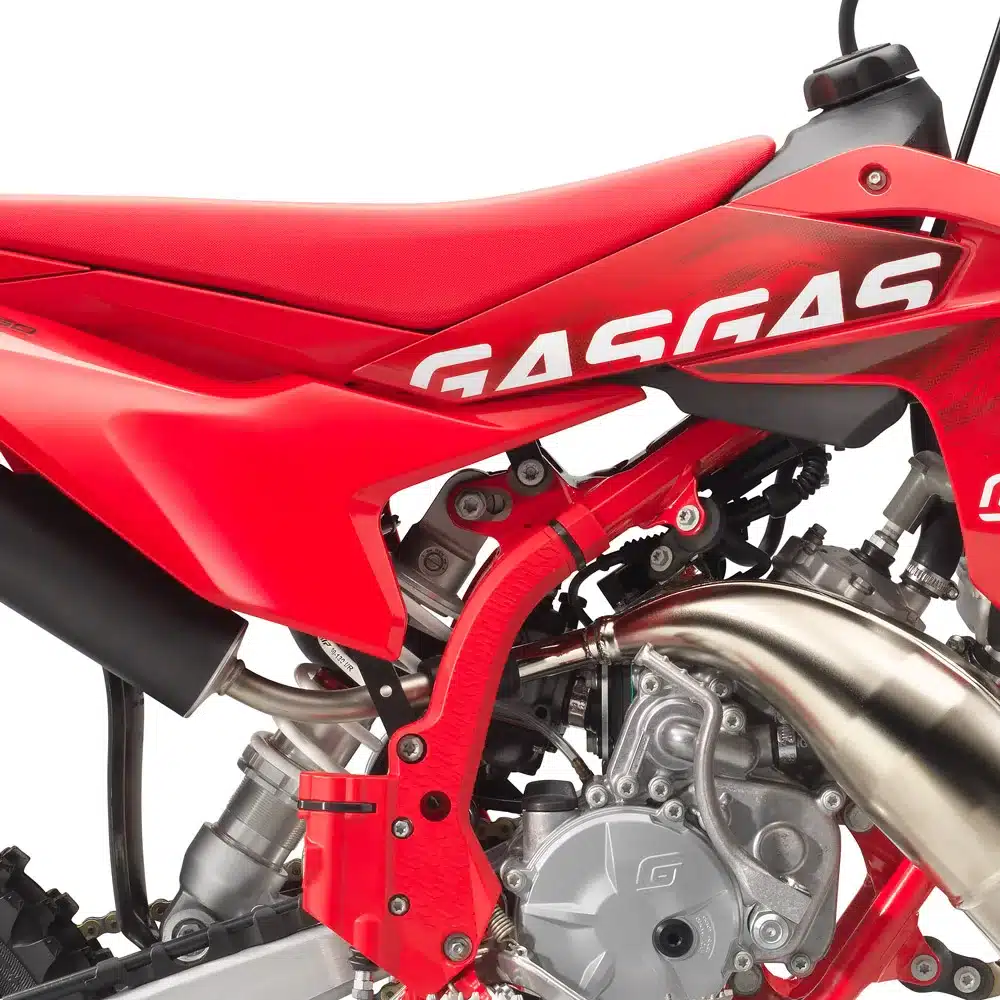 Nahaufnahme des Rahmens, Motors und Auspuffs der GasGas MC 50 2027 Motocross-Maschine
