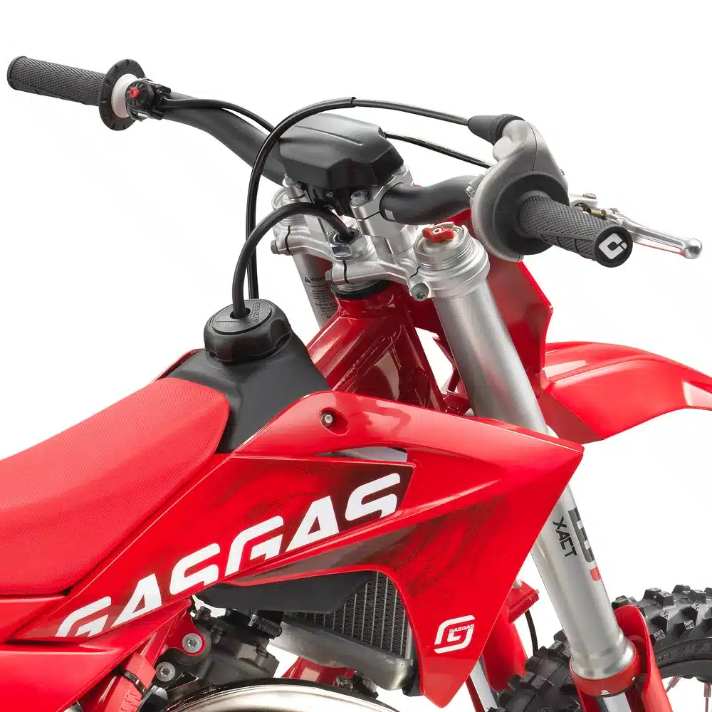 Lenker und vorderer Bereich der GasGas MC 50 2027 Motocross mit markanter roter Kunststoffverkleidung.