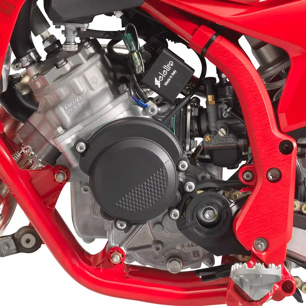 Nahaufnahme des Motors der GasGas MC 50 2027 mit Auszug des roten Rahmens