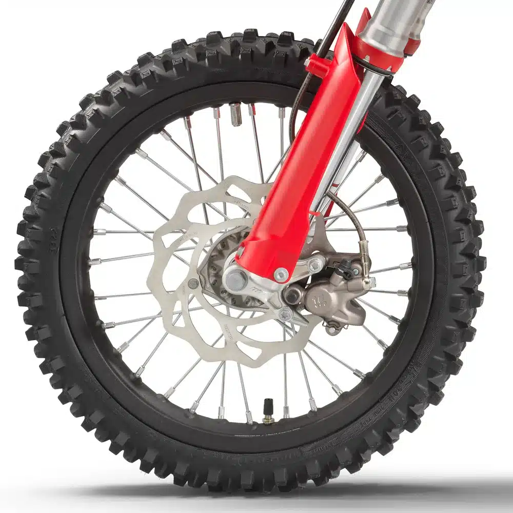 Vorderrad mit Scheibenbremse und WP-Gabel der GasGas MC 65 Motocross-Maschine