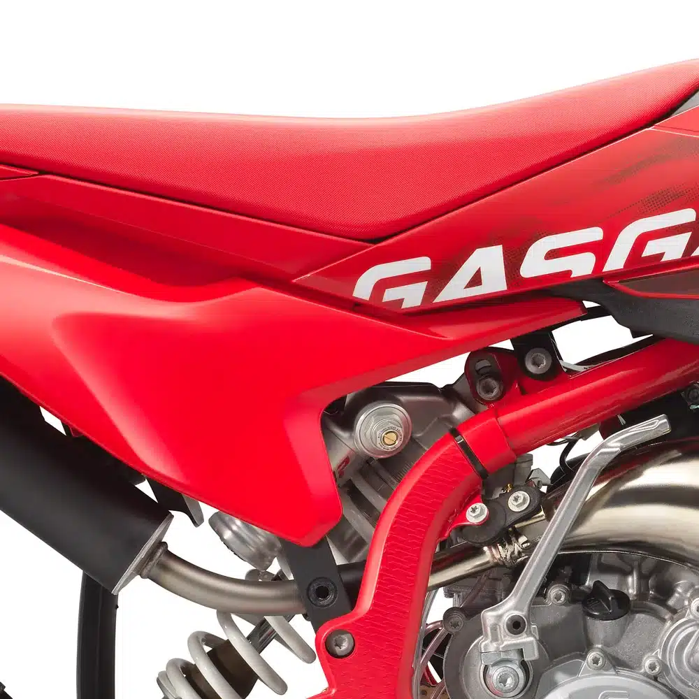 Detailbild des Rahmens und Fahrwerks der GasGas MC 65 Motocross-Maschine für Kinder.