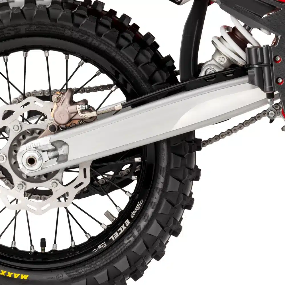 Detailfoto von Hinterrad, Schwinge und Federbein der GasGas MC 85 17/14 2027 Motocross-Maschine.