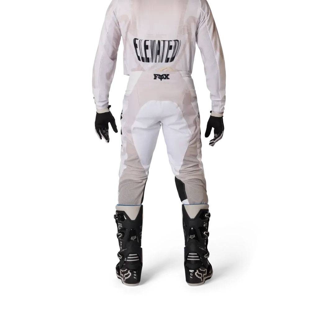 Rückansicht einer weißen Motocross-Hose der 180 Diffuse Special Edition an einer stehenden Person mit Stiefeln und Handschuhen.