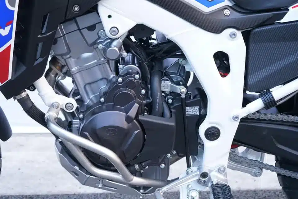 Motorblock und Fahrwerksdetails der Hengjian HJ500-8 ADV aus nächster Nähe