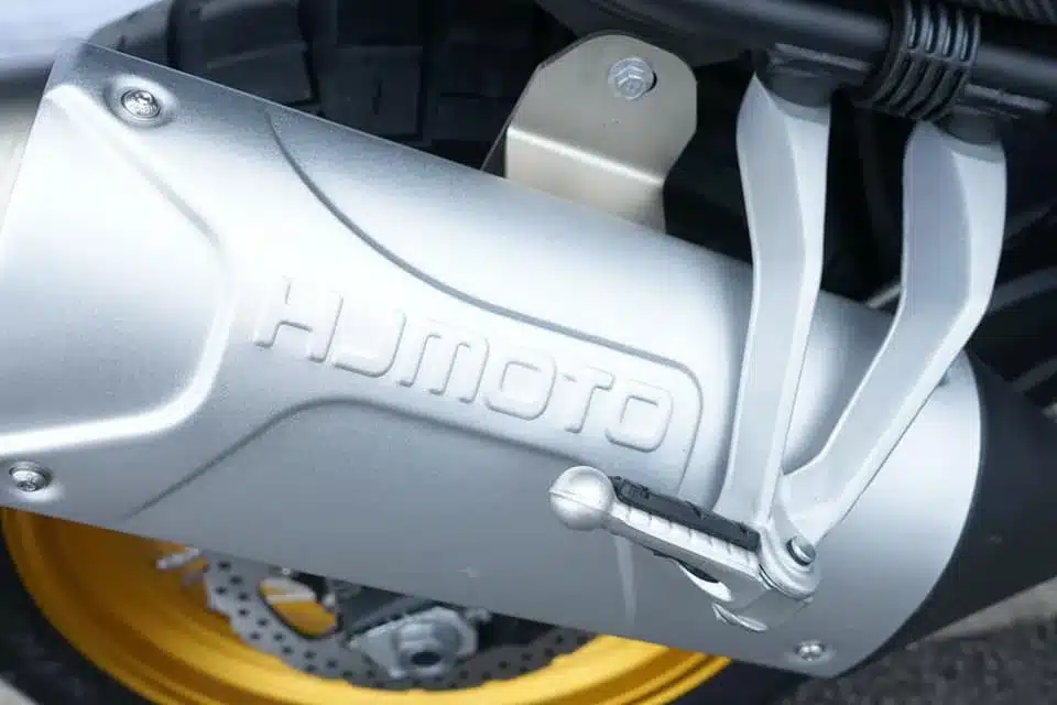Detailansicht des Motorradauspuffs der Hengjian HJ500-8 ADV