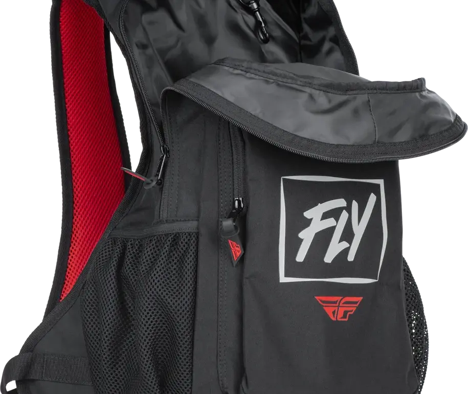 Schwarzer FLY Jump Pack Rucksack mit geöffnetem Hauptfach und Fronttasche, seitlichen Netzfächern und rotem Innenfutter.