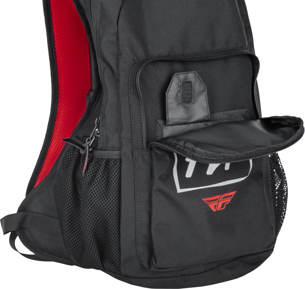 Nahaufnahme eines schwarzen Jump Pack Rucksacks mit geöffnetem Organizer-Fach, Seitenfach und Markenlogo.