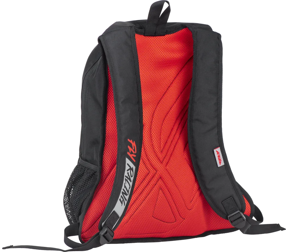 Rückenansicht eines kompakten Rucksacks mit roten Polstern und schwarzen Trägern, Fly Racing Logo sichtbar