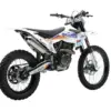 Seitenansicht der Kamax K85 4‑Stroke 300 Enduro mit Offroad-Ausstattung