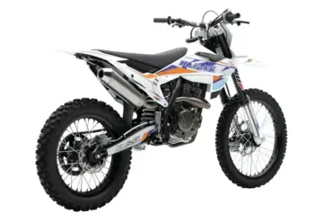 Seitenansicht der Kamax K85 4‑Stroke 300 Enduro mit Offroad-Ausstattung