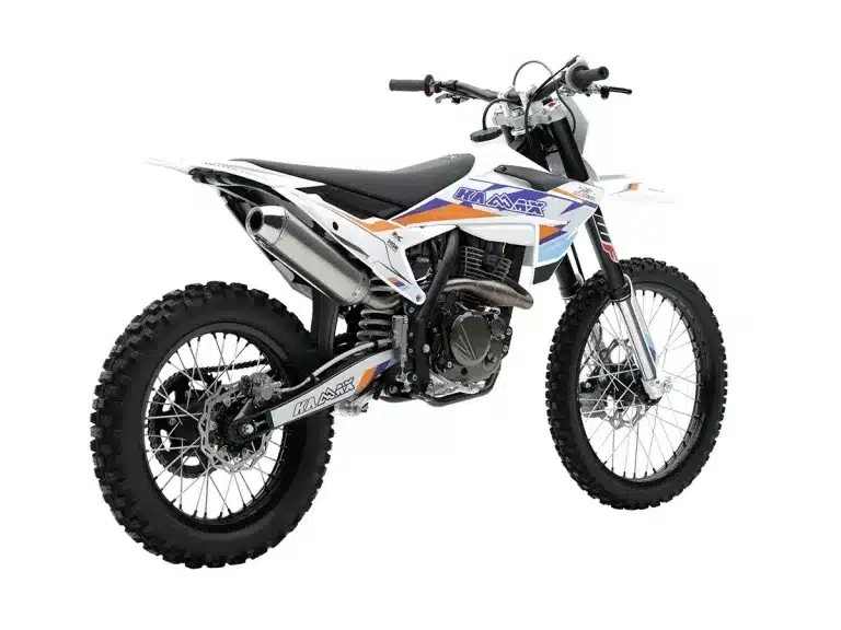 Seitenansicht der Kamax K85 4‑Stroke 300 Enduro mit Offroad-Ausstattung