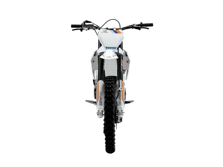 Frontansicht einer Kamax K85 4‑Stroke 300 Enduro mit grobstolligem Reifen und Offroad-Design.