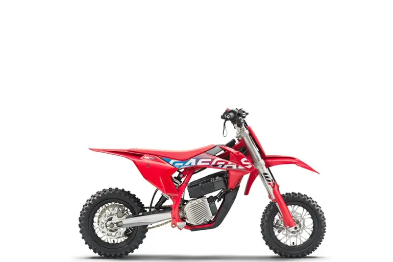 Seitenansicht der GASGAS MC-E 3 2024, ein elektrisches Offroad-Motorrad für Kinder, auf weißem Hintergrund.