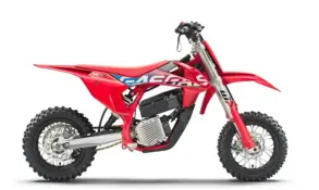 Seitenansicht der GASGAS MC-E 3 2024, ein elektrisches Offroad-Motorrad für Kinder, auf weißem Hintergrund.