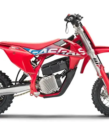 Seitenansicht der GASGAS MC-E 3 2024, ein elektrisches Offroad-Motorrad für Kinder, auf weißem Hintergrund.